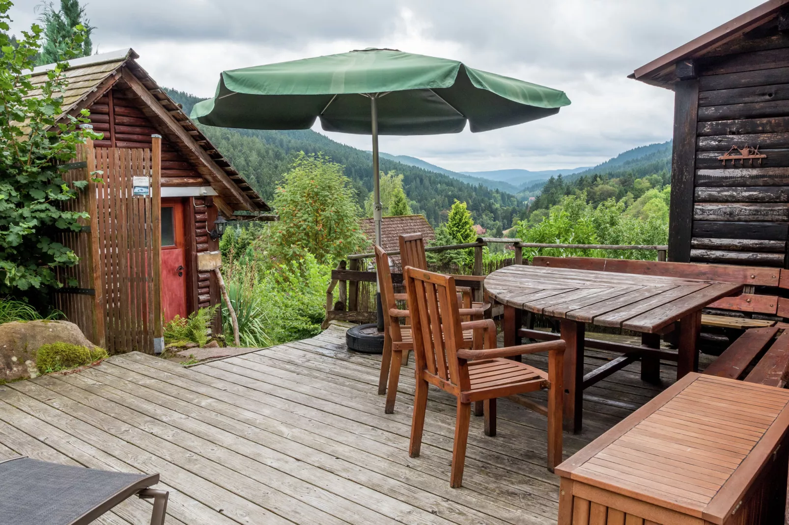 Prachtig vakantiehuis in het Zwarte Woud vlak bij het meer-Terrasbalkon