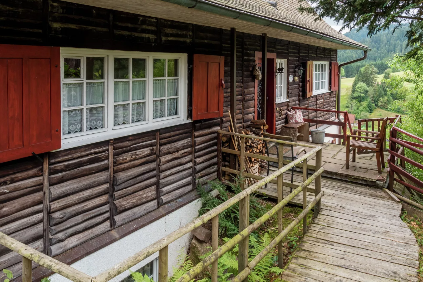 Prachtig vakantiehuis in het Zwarte Woud vlak bij het meer-Terrasbalkon