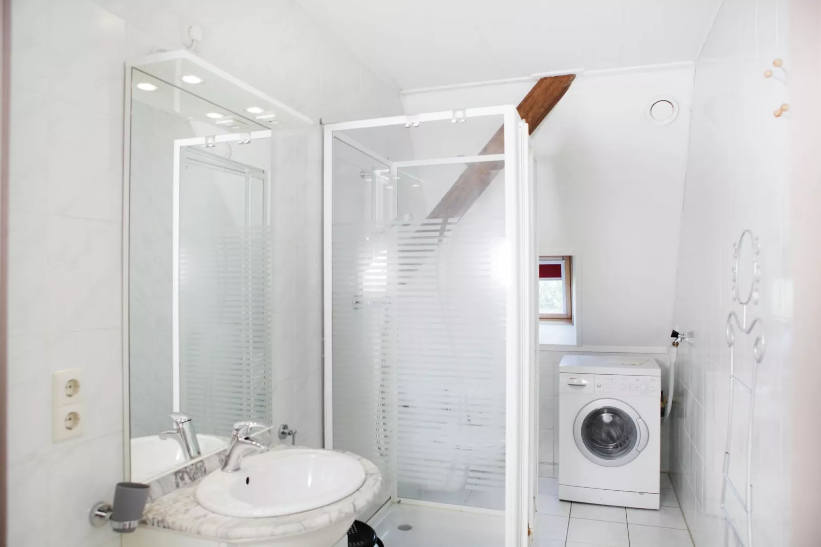 Appartement De Hooizolder-Badkamer