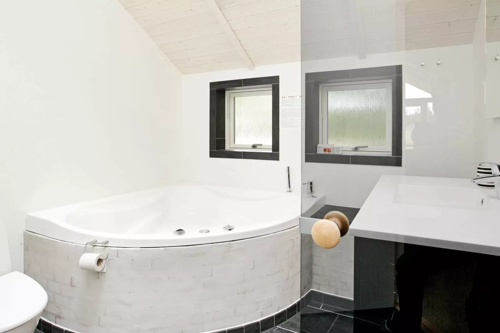 Modern vakantiehuis in Blåvand met bubbelbad