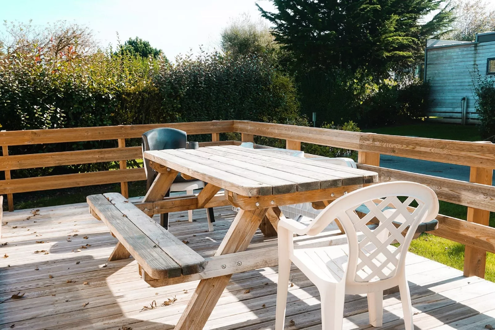 Luxe mobilhome met houten terras in het mooie Normandië-Terrasbalkon