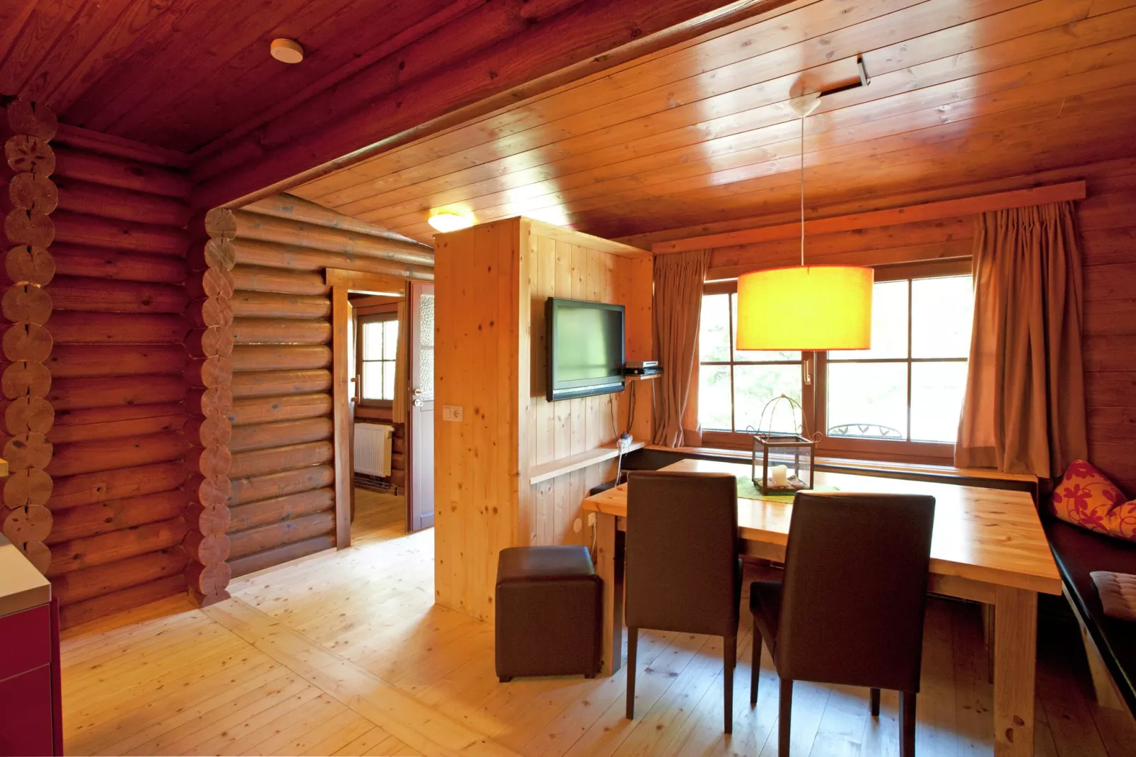 Chalet im Brixental I-Eetkamer