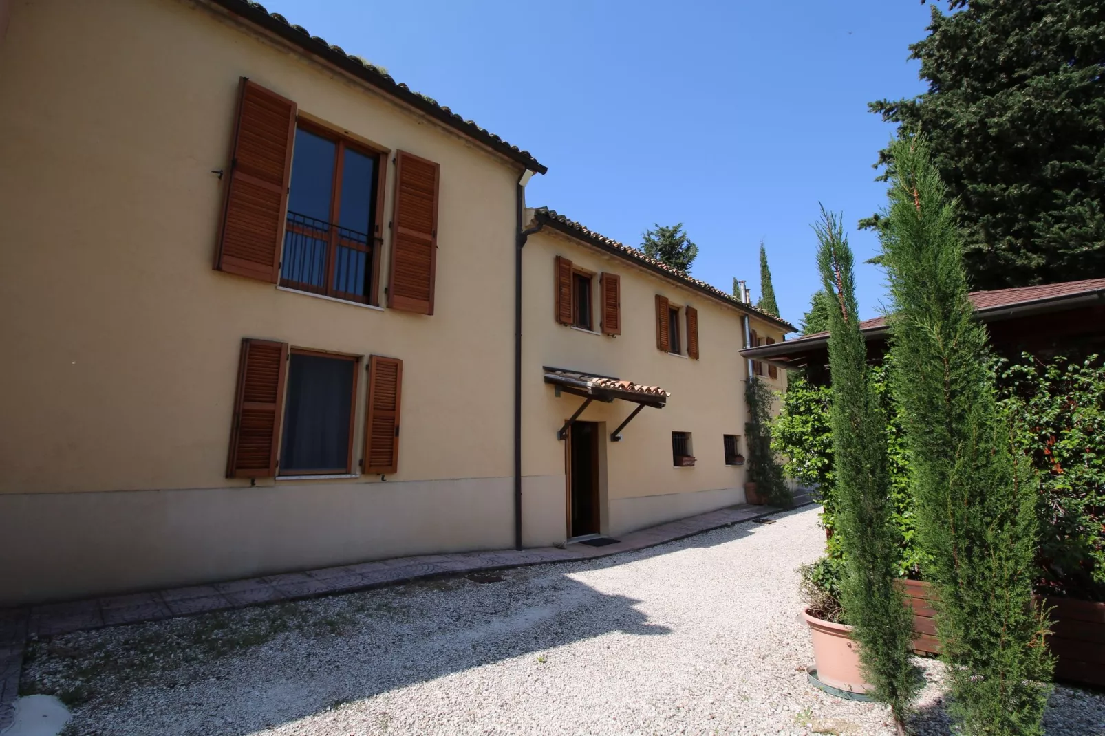 Agriturismo met zwembad en mooi uitzicht tussen wijngaard en olijfbomen-Buitenkant zomer