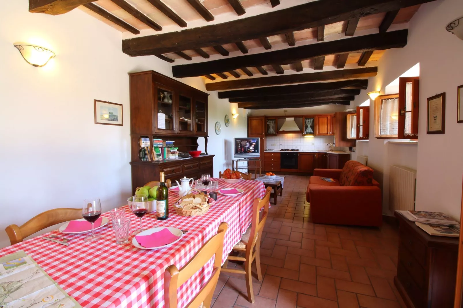 Agriturismo met zwembad en mooi uitzicht tussen wijngaard en olijfbomen-Eetkamer