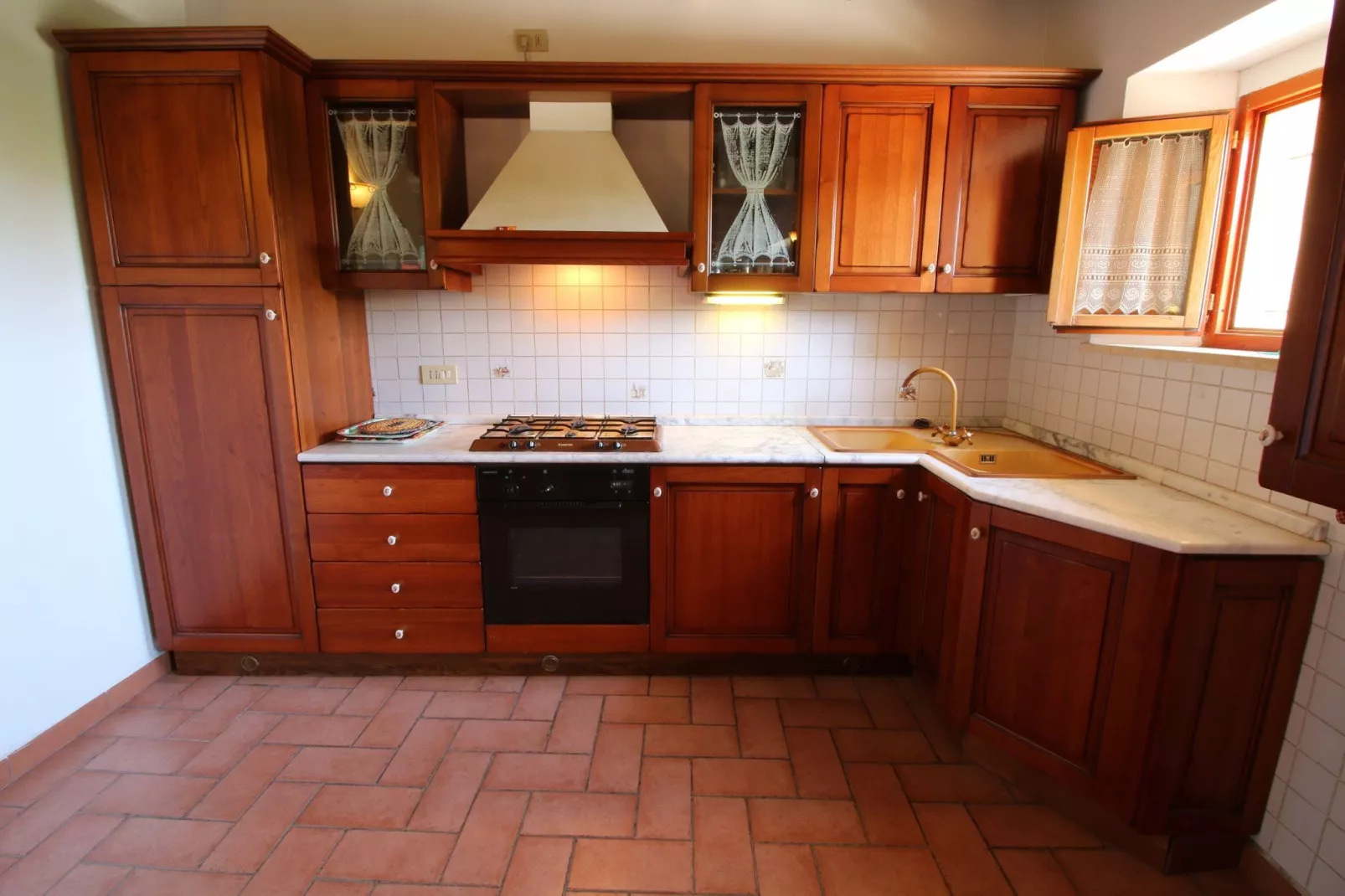 Agriturismo met zwembad en mooi uitzicht tussen wijngaard en olijfbomen-Keuken