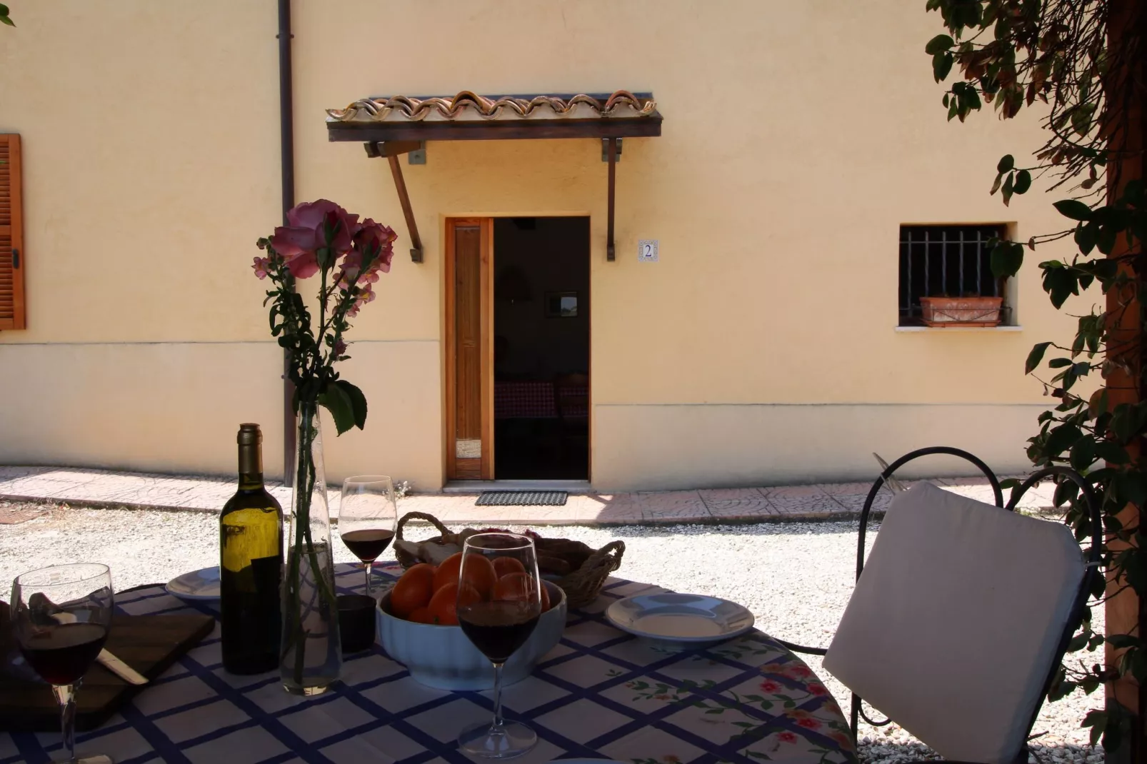 Agriturismo met zwembad en mooi uitzicht tussen wijngaard en olijfbomen-Buitenkant zomer