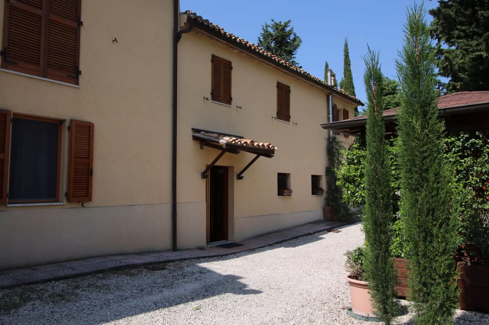 Agriturismo met zwembad en mooi uitzicht tussen wijngaard en olijfbomen-Buitenkant zomer