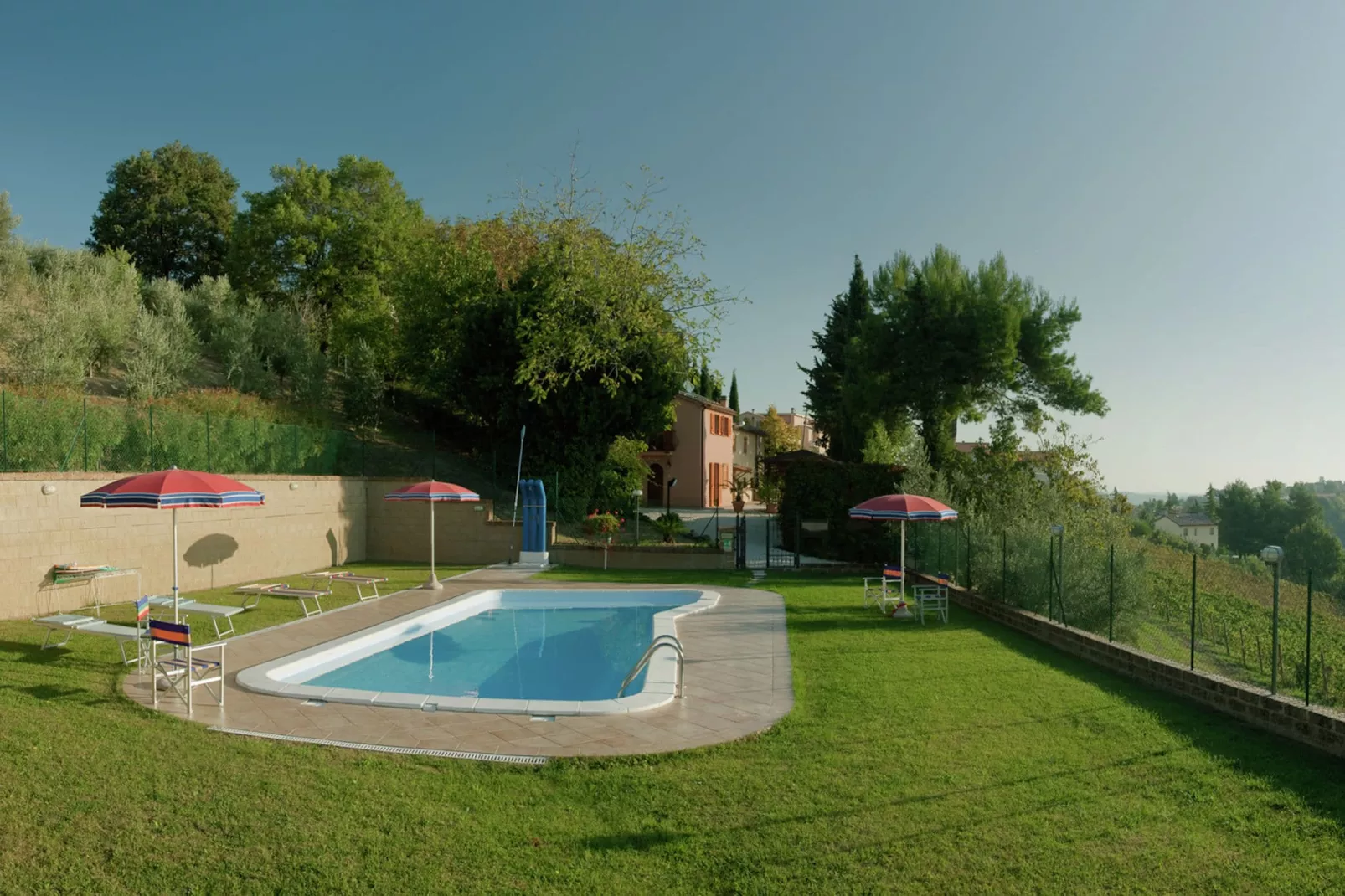 Agriturismo met zwembad en mooi uitzicht tussen wijngaard en olijfbomen-Zwembad