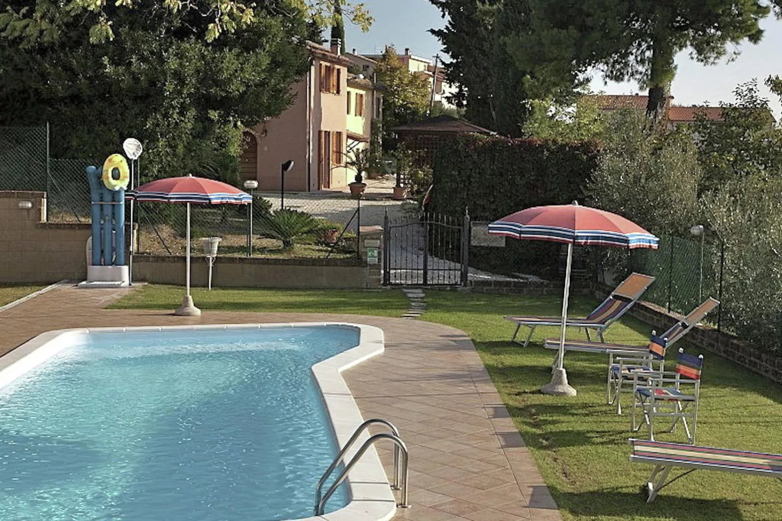 Agriturismo met zwembad en mooi uitzicht tussen wijngaard en olijfbomen-Zwembad