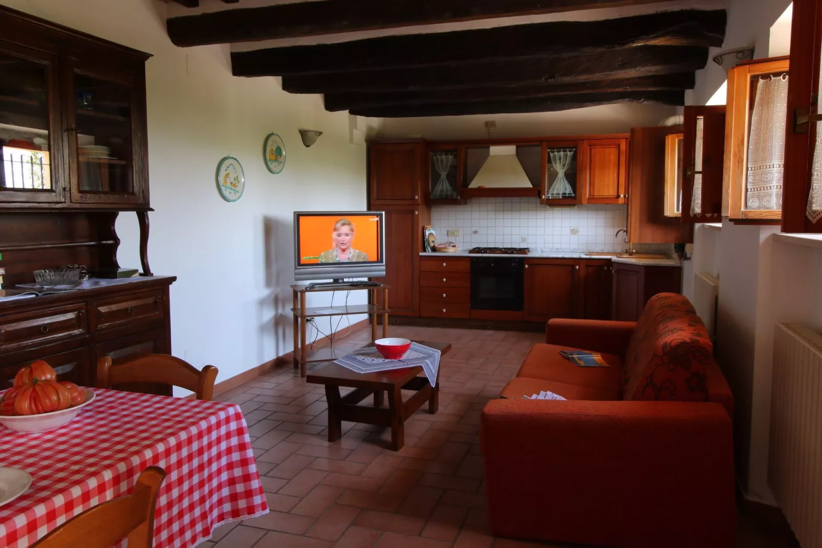 Agriturismo met zwembad en mooi uitzicht tussen wijngaard en olijfbomen-Woonkamer