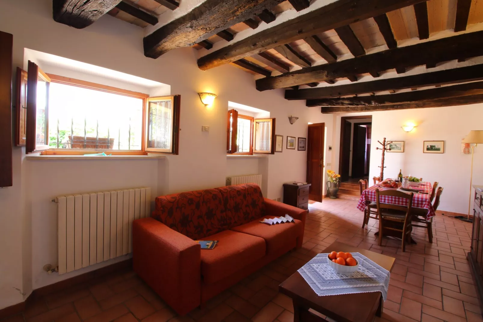 Agriturismo met zwembad en mooi uitzicht tussen wijngaard en olijfbomen-Woonkamer