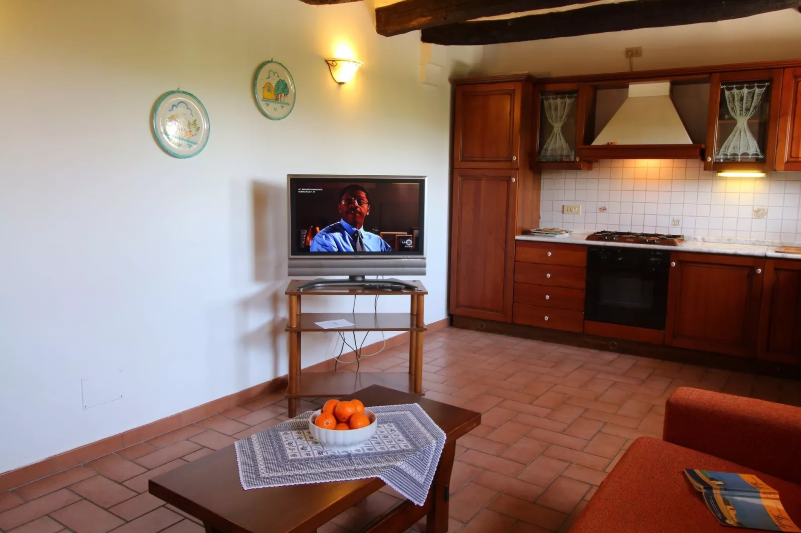 Agriturismo met zwembad en mooi uitzicht tussen wijngaard en olijfbomen-Woonkamer