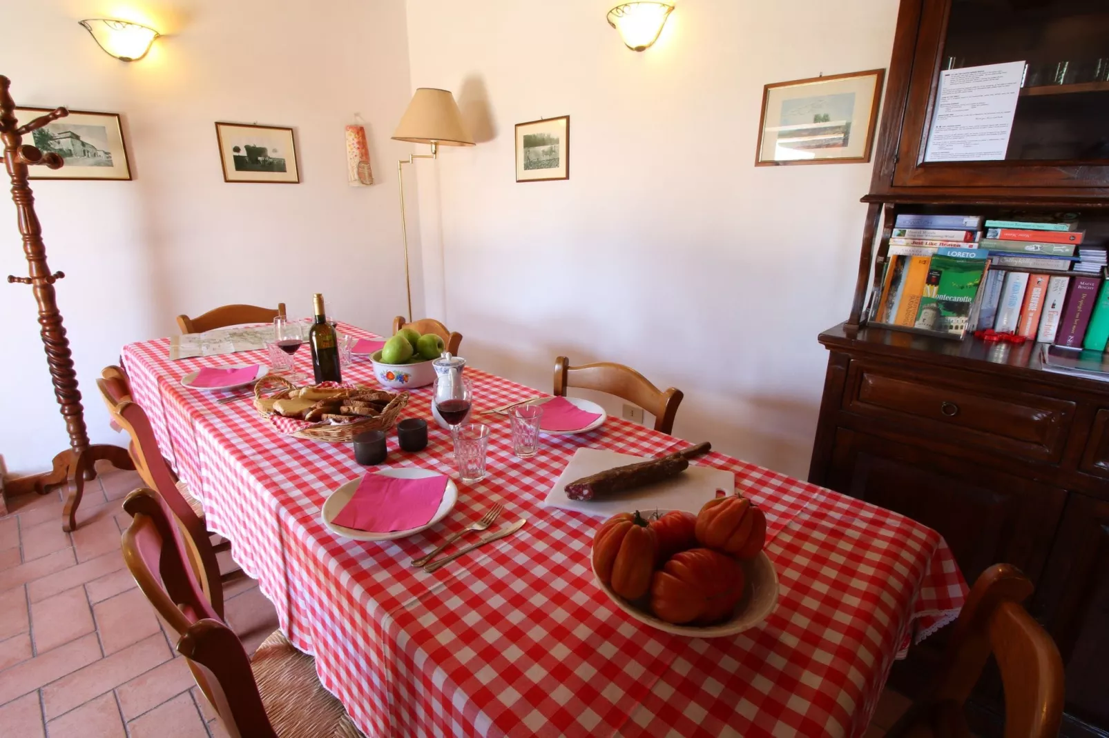 Agriturismo met zwembad en mooi uitzicht tussen wijngaard en olijfbomen-Eetkamer