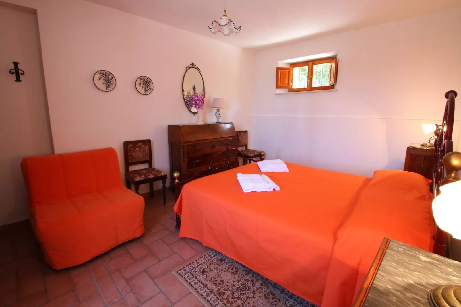 Agriturismo met zwembad en mooi uitzicht tussen wijngaard en olijfbomen-Slaapkamer