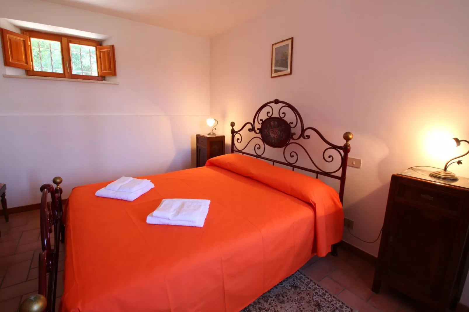 Agriturismo met zwembad en mooi uitzicht tussen wijngaard en olijfbomen-Slaapkamer