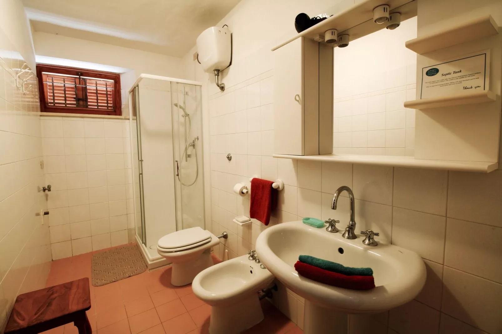 Agriturismo met zwembad en mooi uitzicht tussen wijngaard en olijfbomen-Badkamer