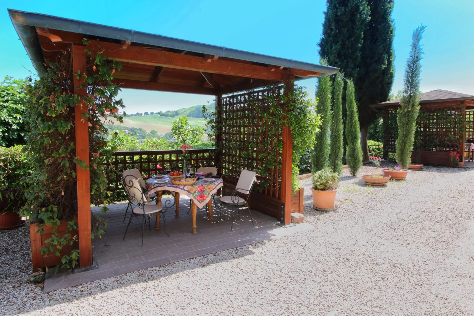 Agriturismo met zwembad en mooi uitzicht tussen wijngaard en olijfbomen-Terrasbalkon