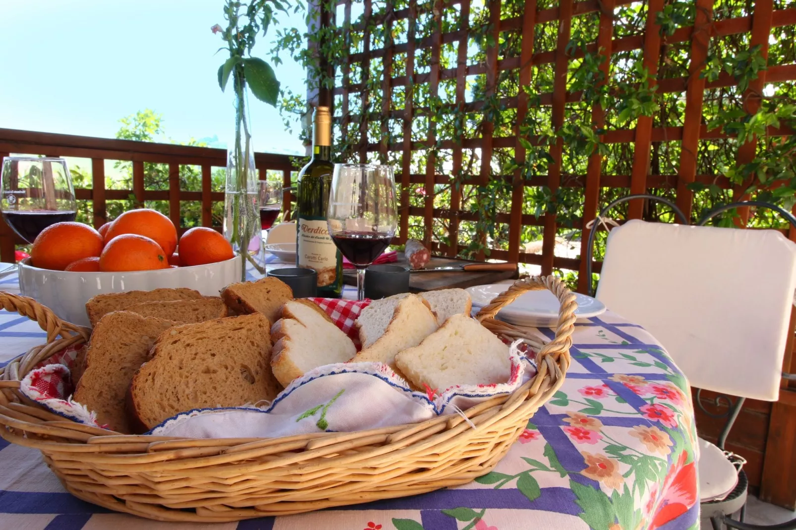 Agriturismo met zwembad en mooi uitzicht tussen wijngaard en olijfbomen-Terrasbalkon