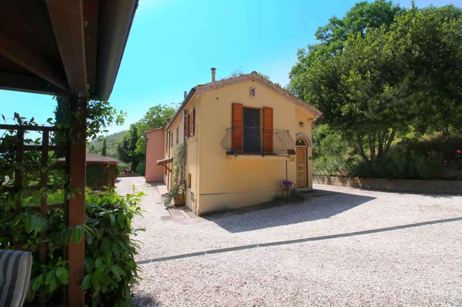 Gezellig appartement in Montecarotto met terras-Buitenkant zomer