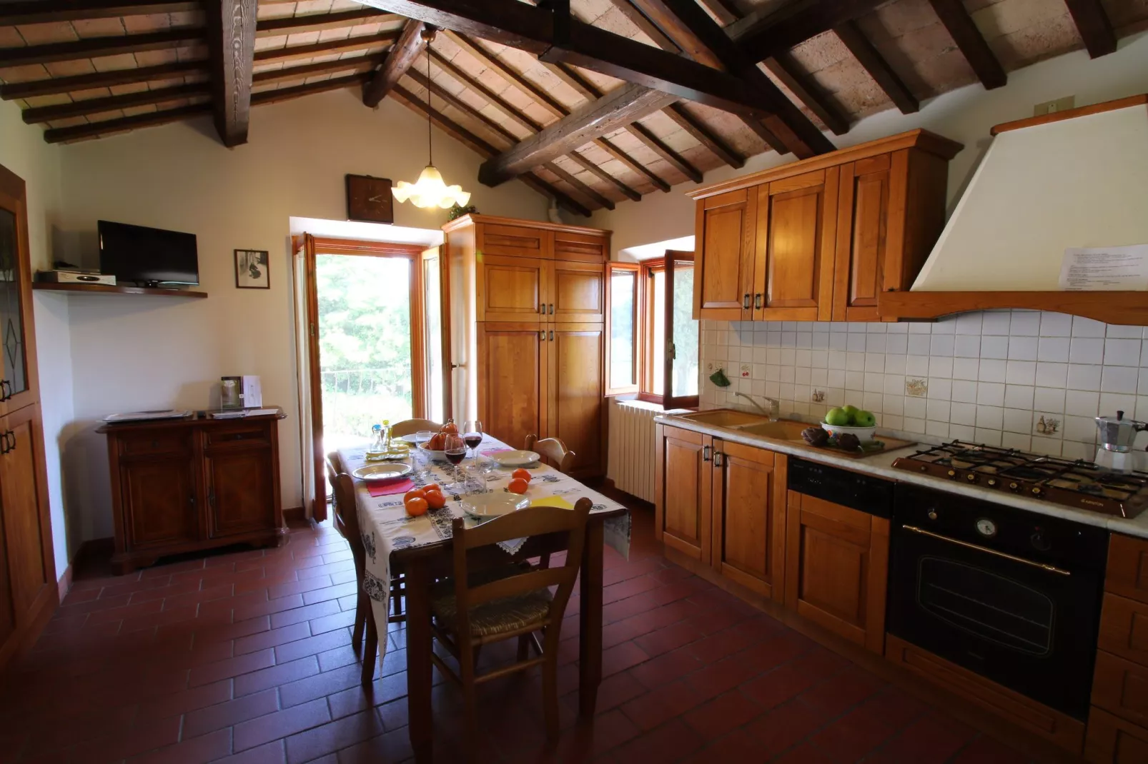 Gezellig appartement in Montecarotto met terras-Eetkamer