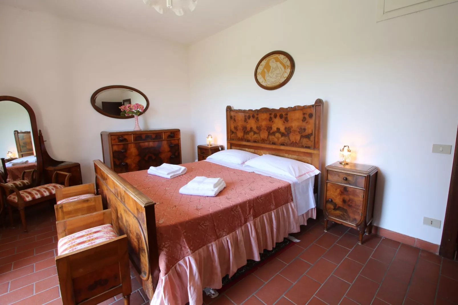 Gezellig appartement in Montecarotto met terras-Slaapkamer