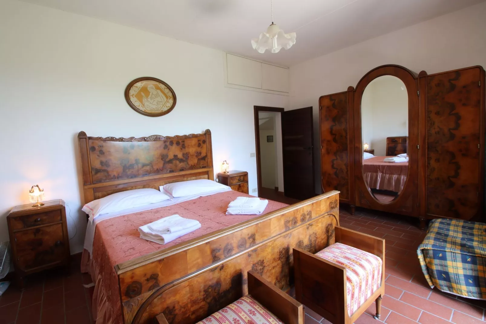 Gezellig appartement in Montecarotto met terras-Slaapkamer