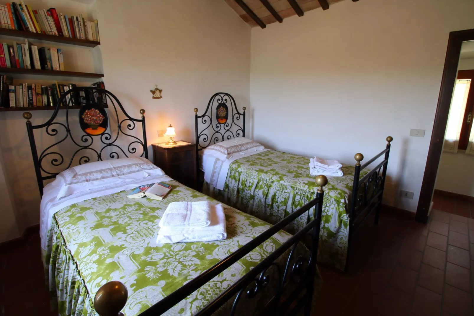 Gezellig appartement in Montecarotto met terras-Slaapkamer