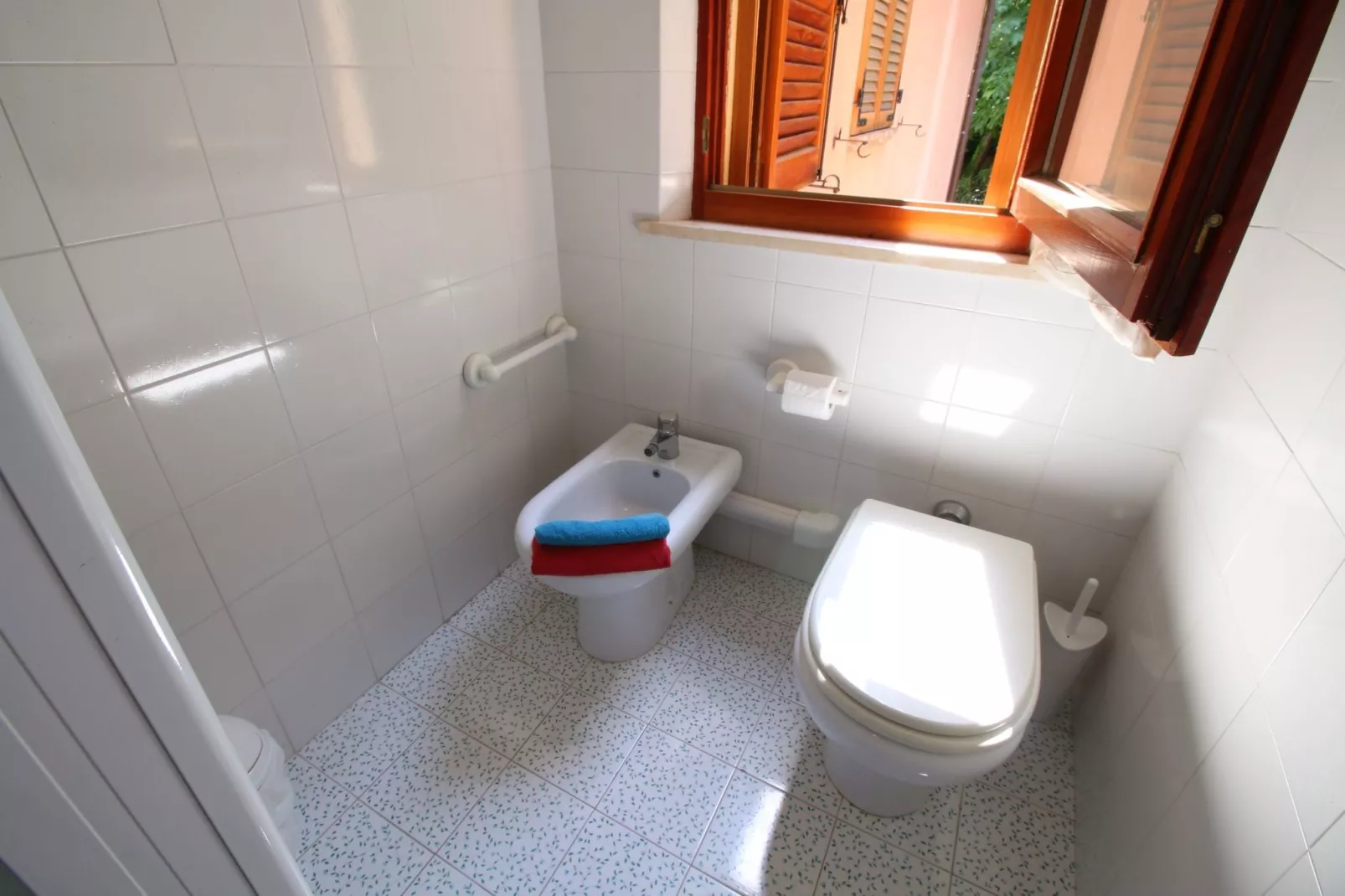 Gezellig appartement in Montecarotto met terras-Badkamer