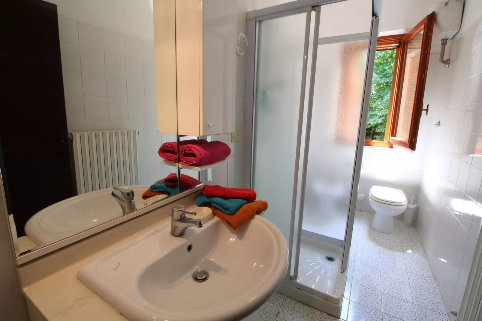 Gezellig appartement in Montecarotto met terras-Badkamer