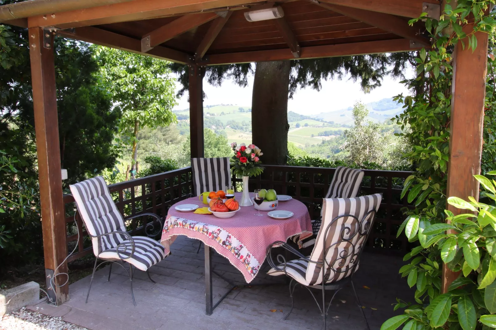 Gezellig appartement in Montecarotto met terras-Terrasbalkon