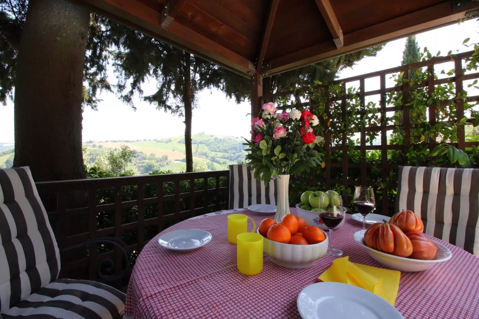 Gezellig appartement in Montecarotto met terras-Terrasbalkon