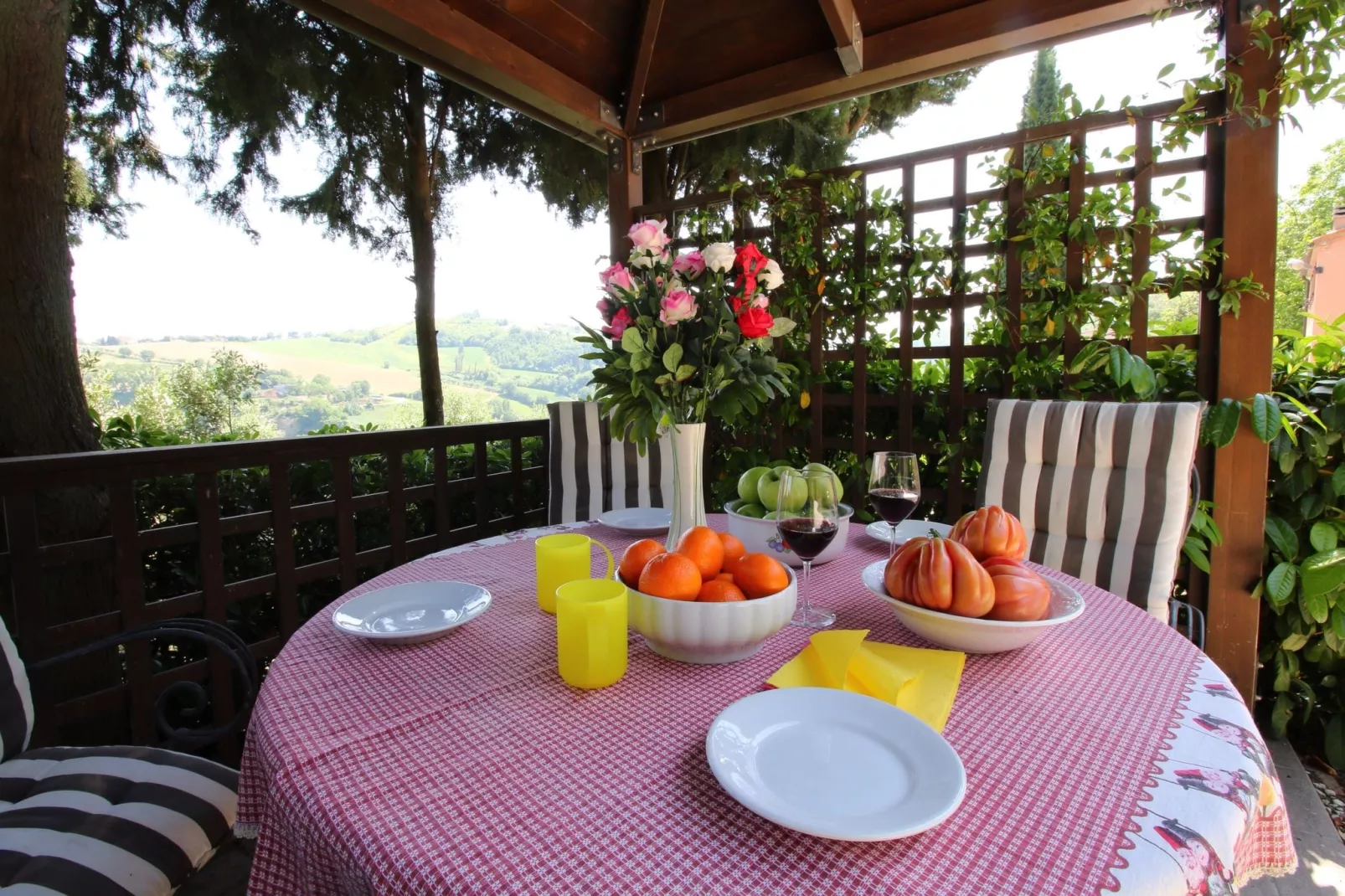 Gezellig appartement in Montecarotto met terras-Terrasbalkon