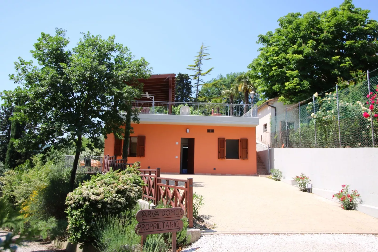 Mooi ingericht appartement in Montecarotto met terras-Buitenkant zomer