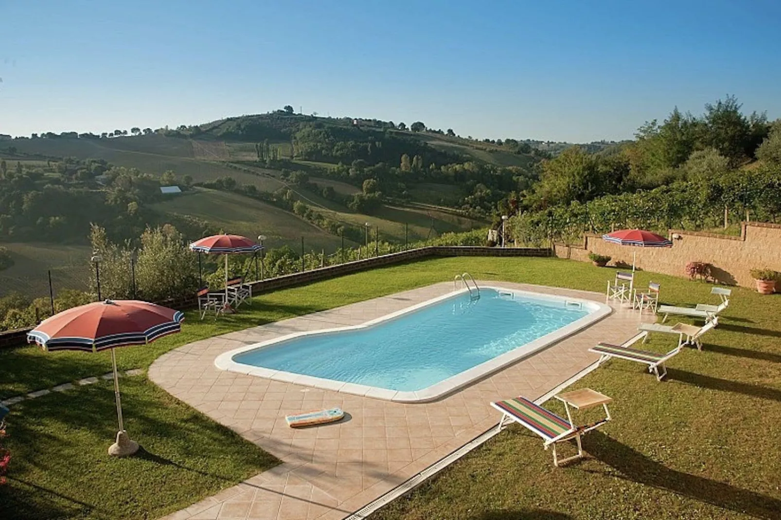 Mooi ingericht appartement in Montecarotto met terras-Zwembad