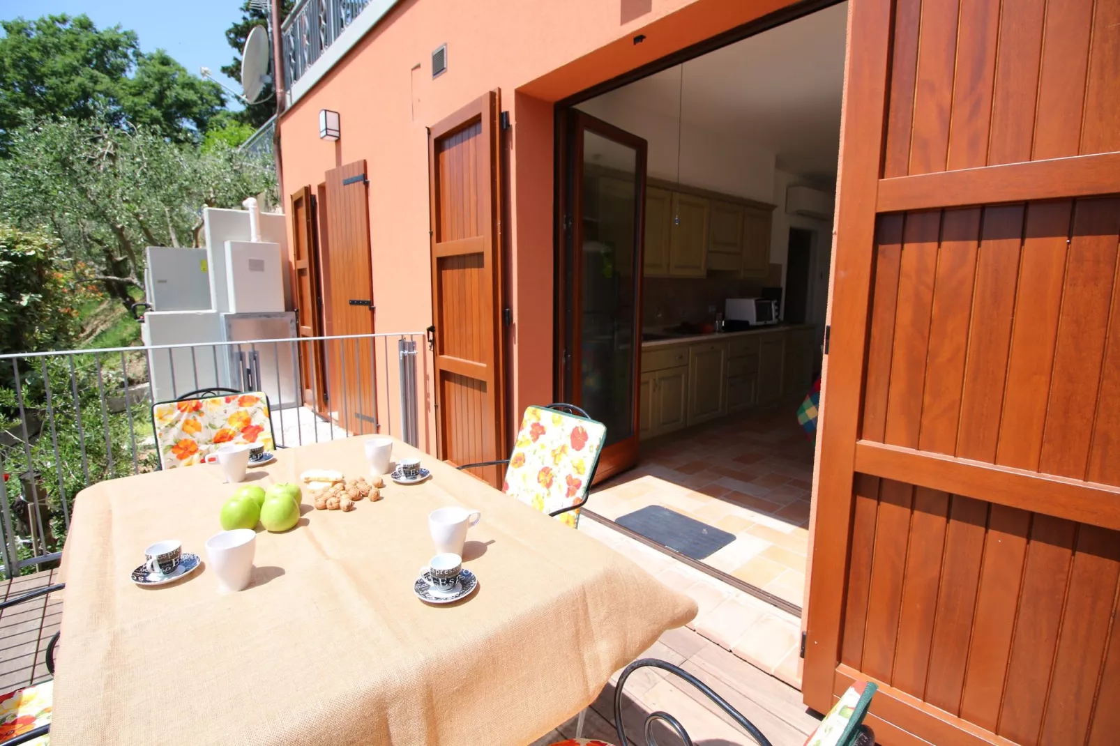 Mooi ingericht appartement in Montecarotto met terras-Terrasbalkon