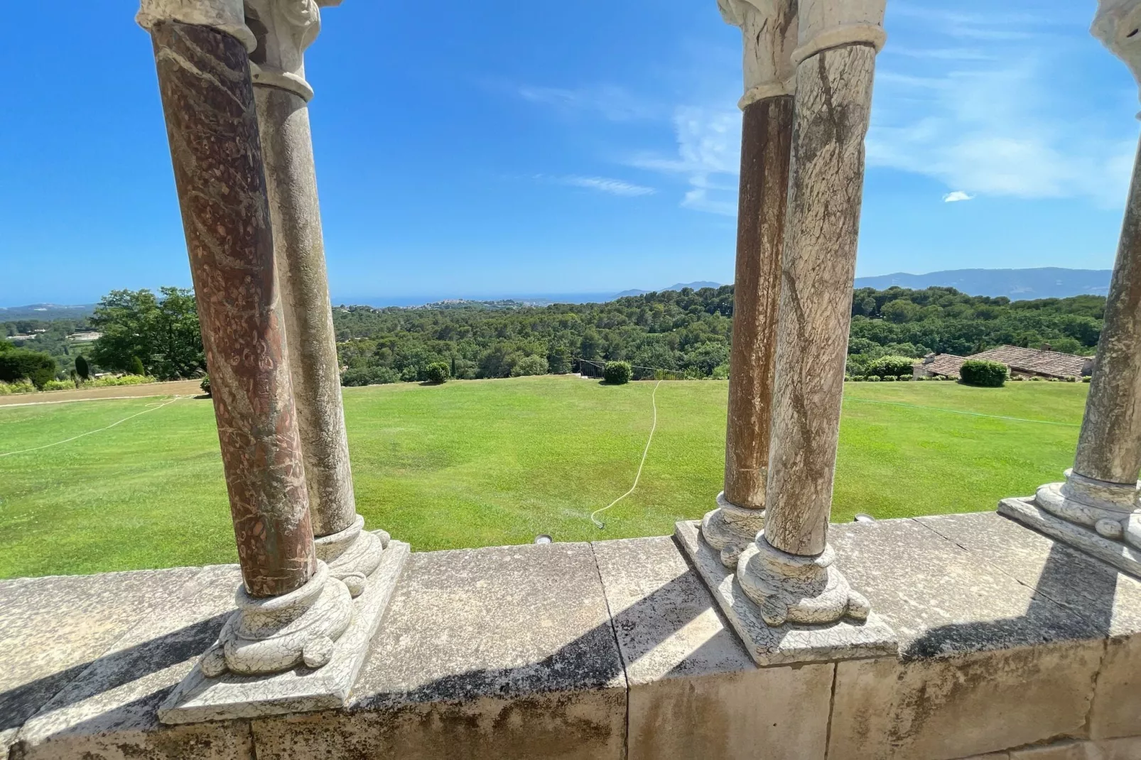 Villa Domaine de Castellaras Le Vieux-Tuinen zomer