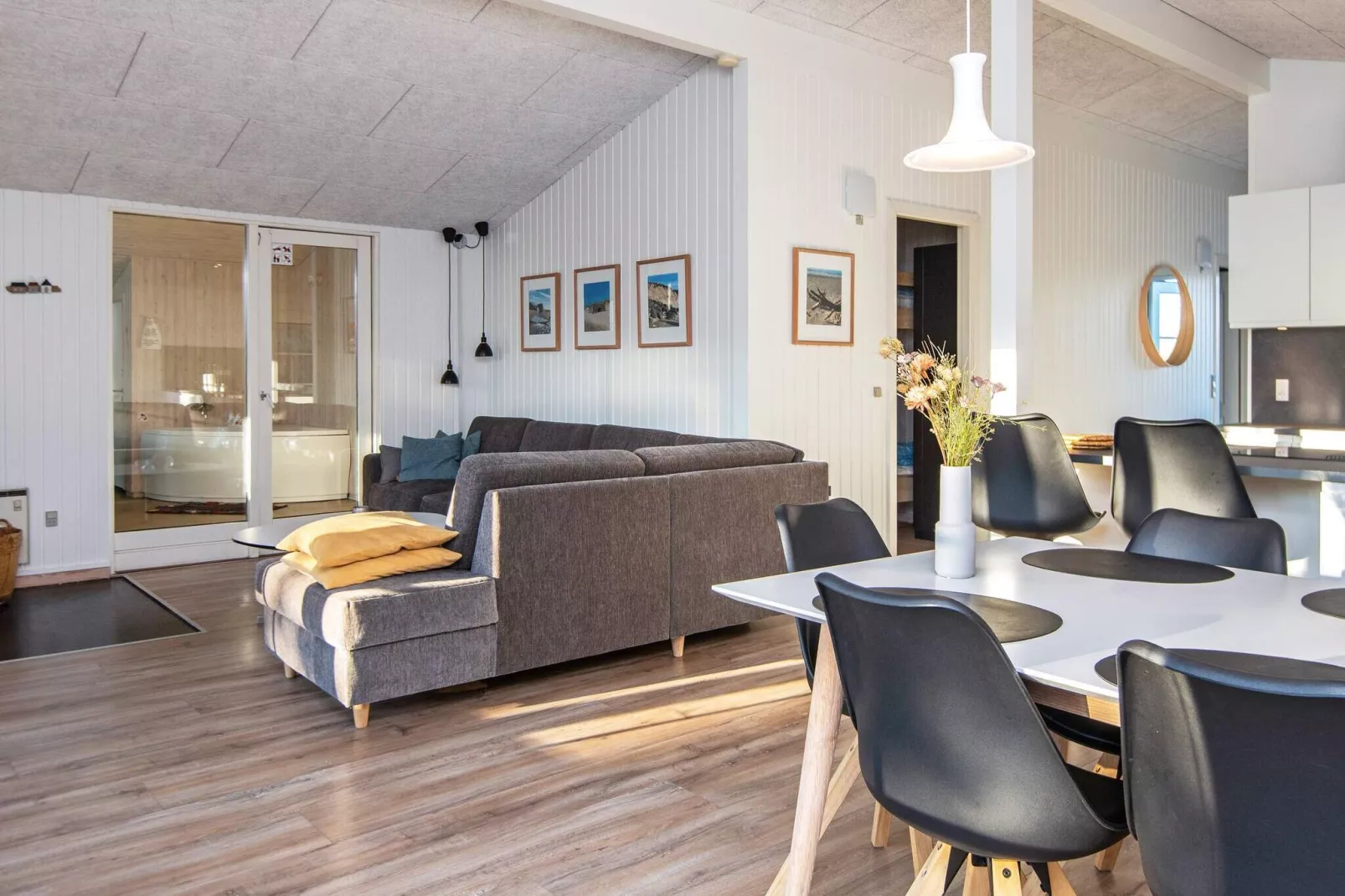 Sereen vakantiehuis in Ringkøbing met zwembad-Binnen