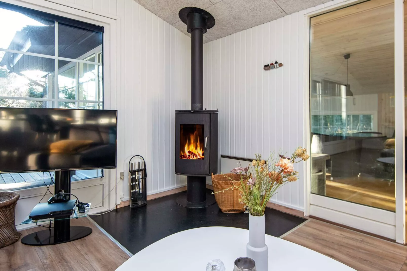 Sereen vakantiehuis in Ringkøbing met zwembad-Binnen