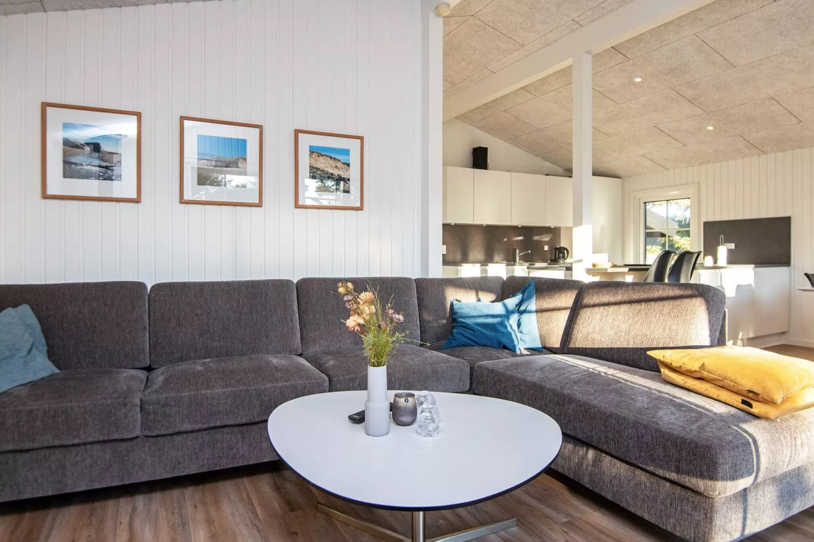Sereen vakantiehuis in Ringkøbing met zwembad-Binnen