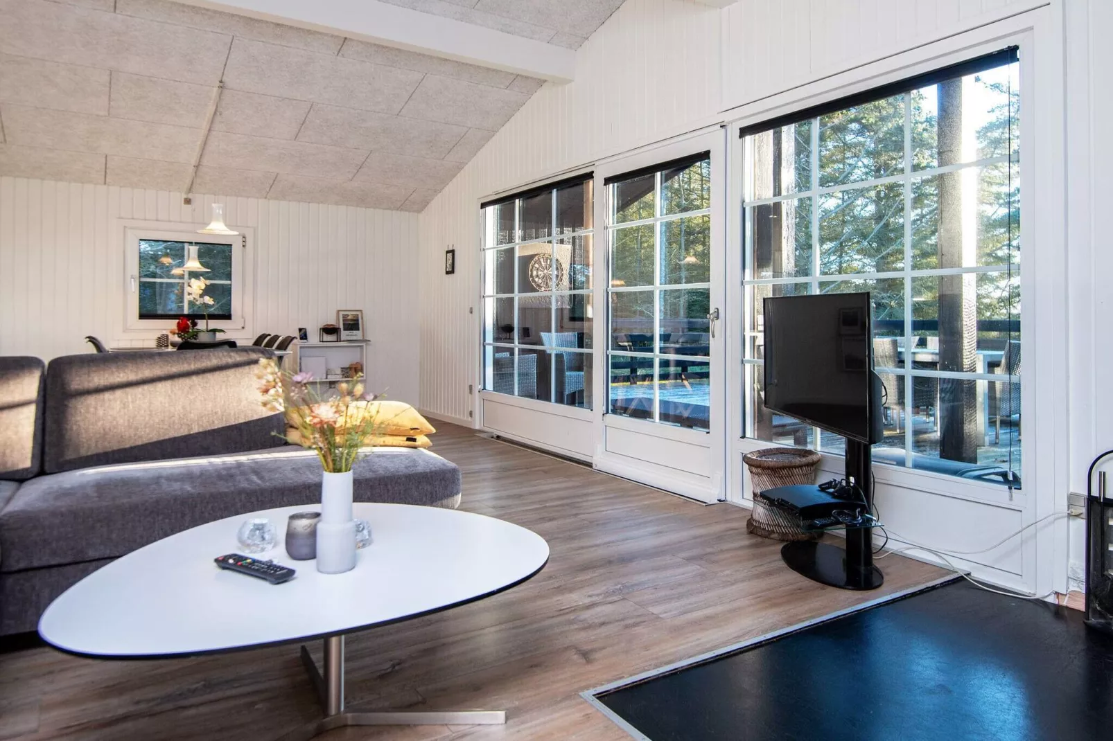 Sereen vakantiehuis in Ringkøbing met zwembad-Binnen