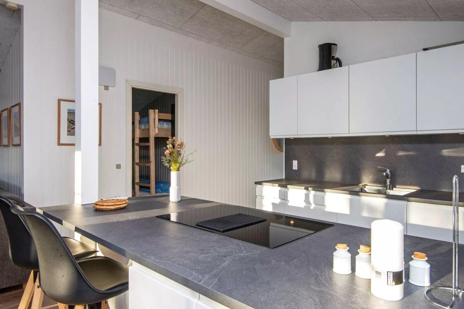 Sereen vakantiehuis in Ringkøbing met zwembad-Binnen
