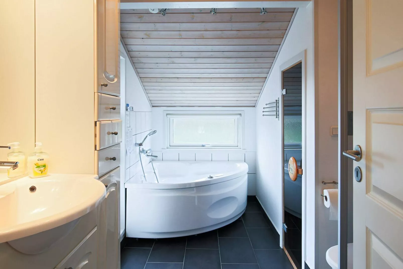 Luxe retraite met spa -- By Traum Ferienwohnungen-Binnen