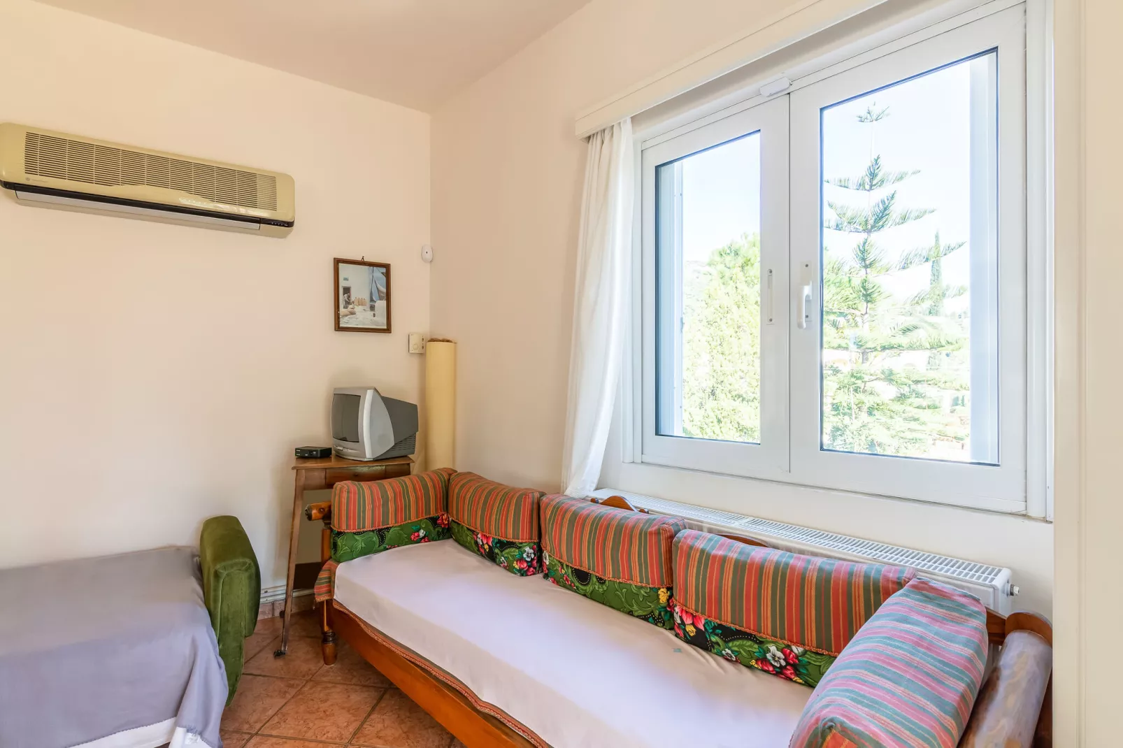 Small apartment in Porto Rafti Area-Woonkamer