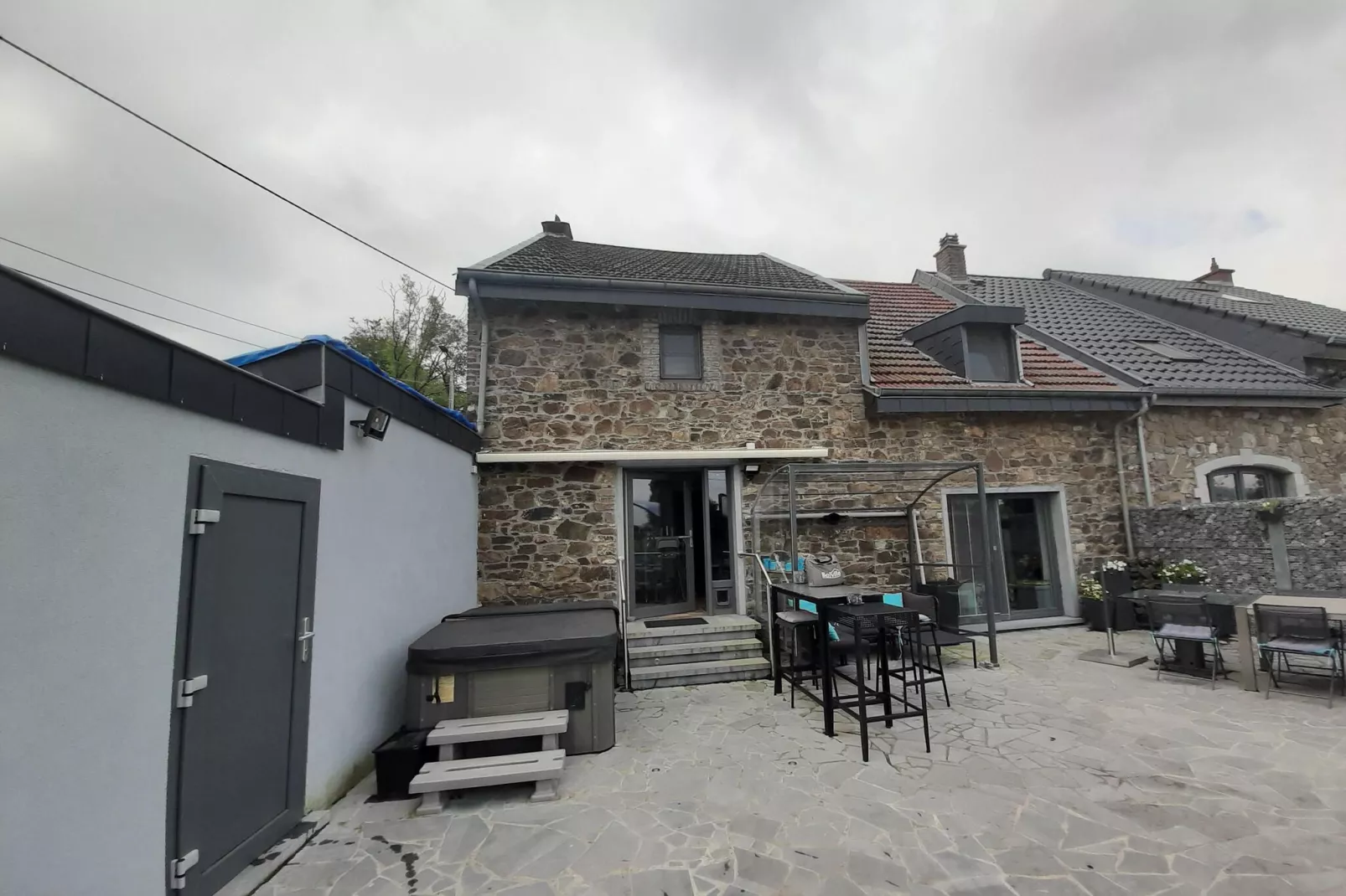Charmante habitation située à la Reid avec Jacuzzi-Buitenkant zomer