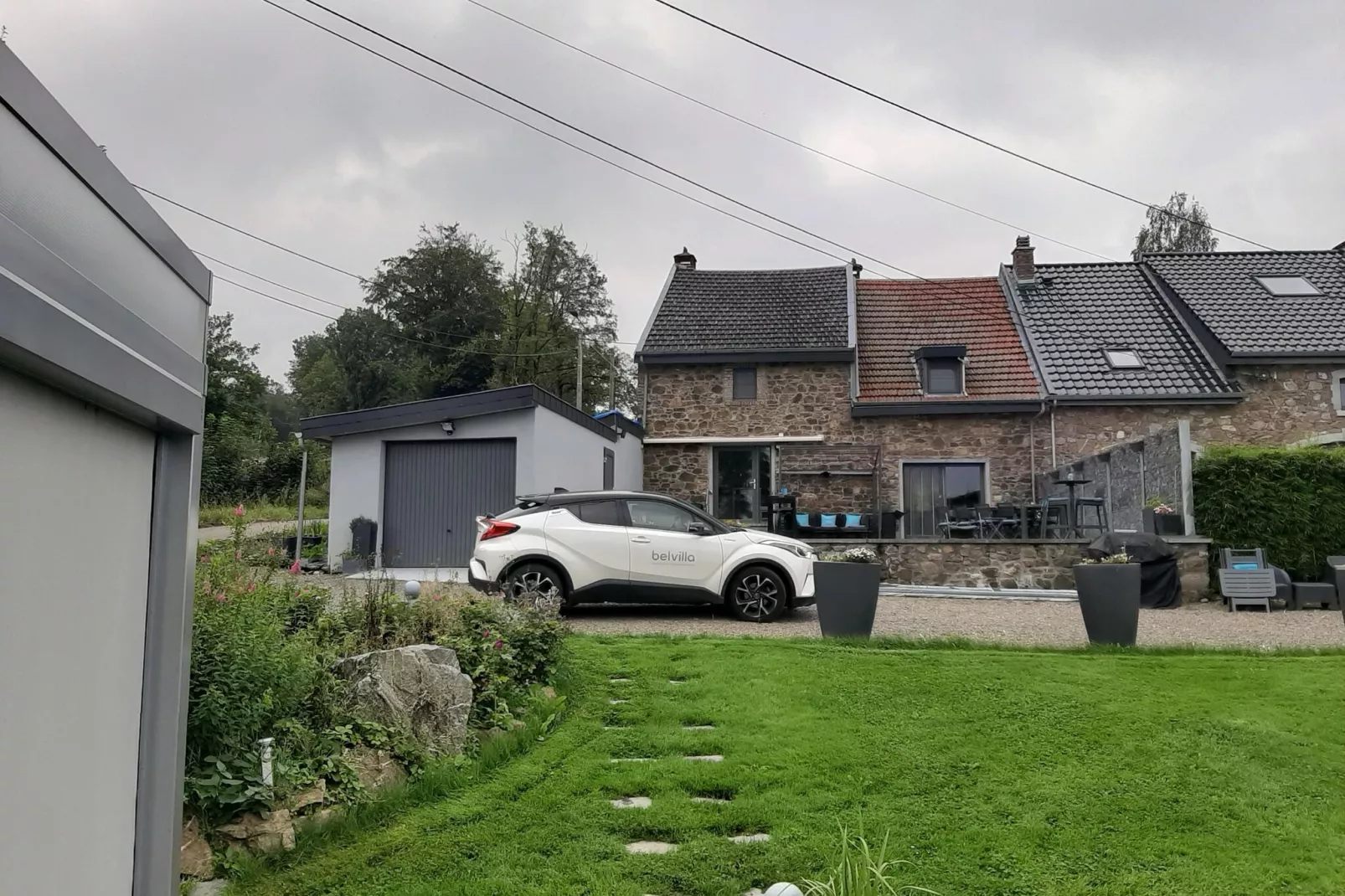 Charmante habitation située à la Reid avec Jacuzzi-Buitenkant zomer
