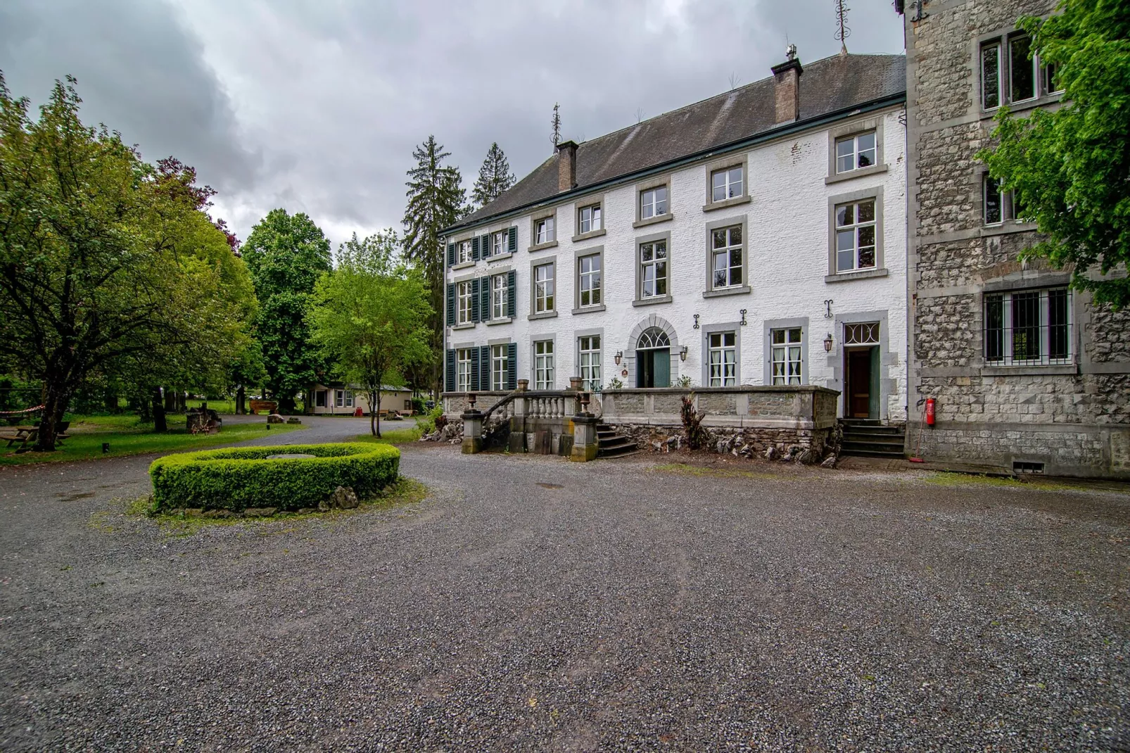 Studio voor twee Domaine Château Dieupart-Buitenkant zomer