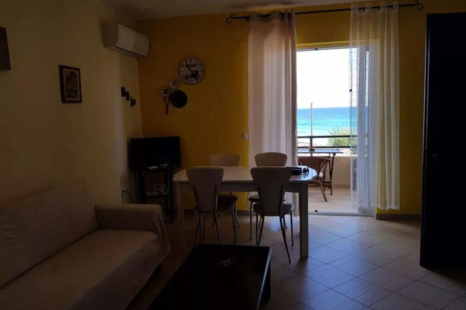 Located in one of the most beautiful sandy in Corfu  in Glyfada Beach 73-Woonkamer