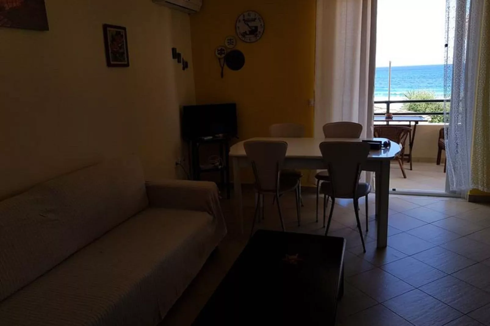 Located in one of the most beautiful sandy in Corfu  in Glyfada Beach 73-Woonkamer