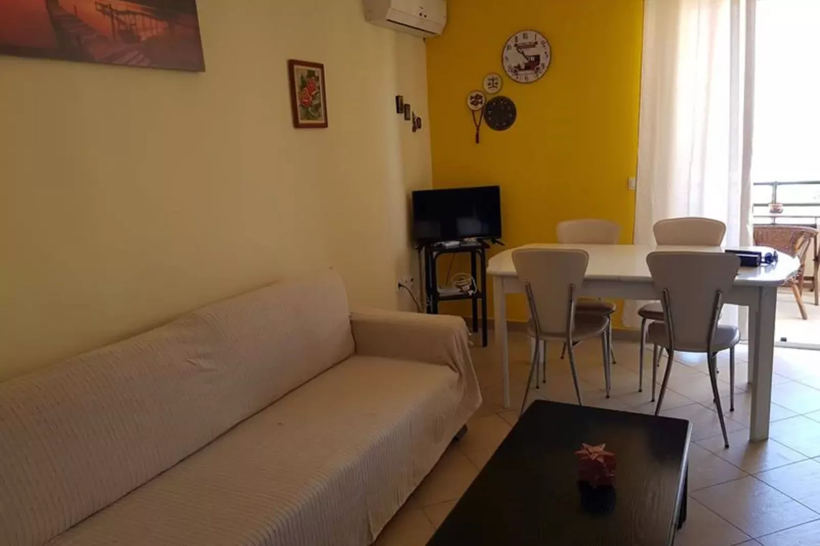 Located in one of the most beautiful sandy in Corfu  in Glyfada Beach 73-Woonkamer