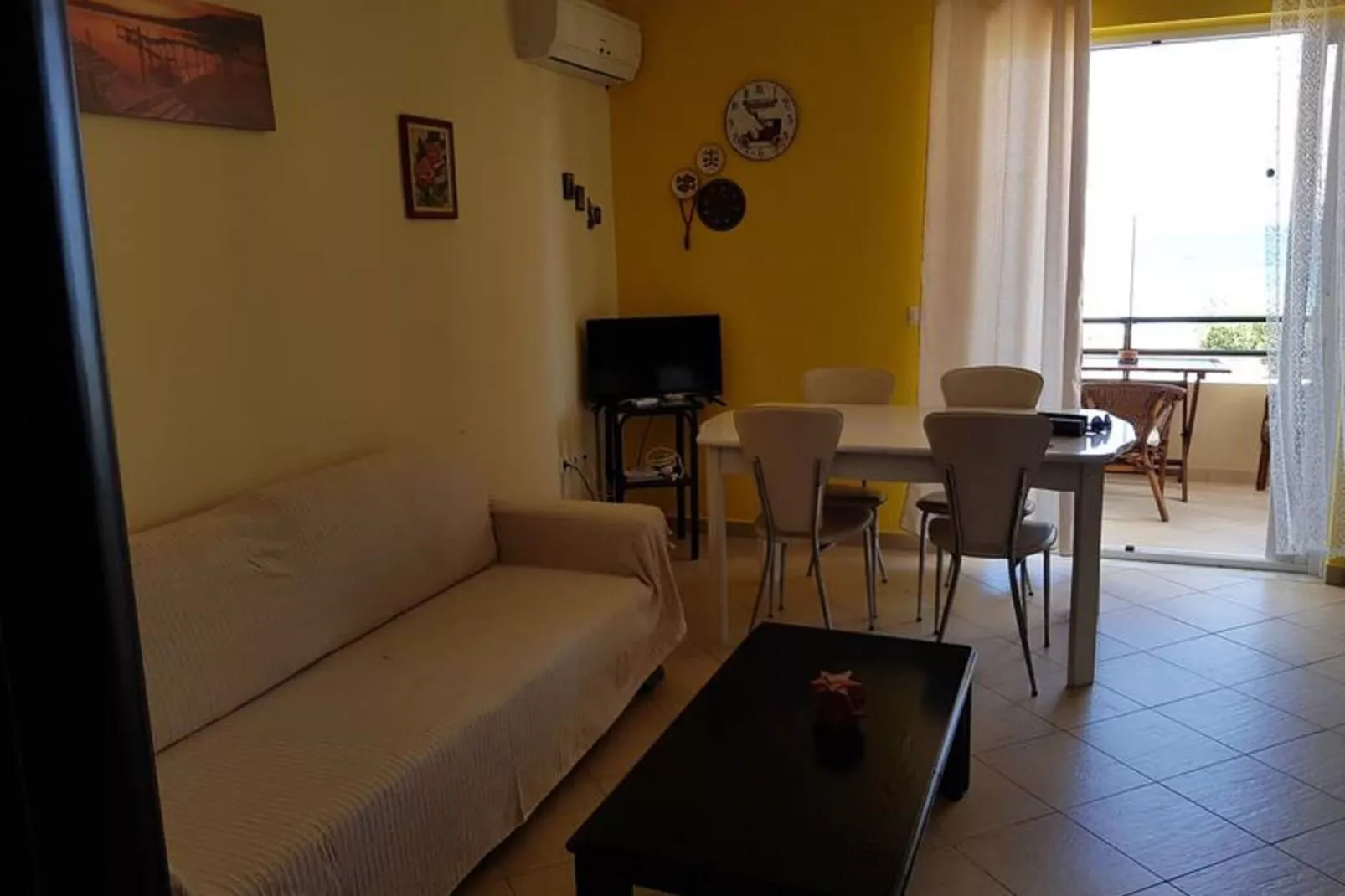Located in one of the most beautiful sandy in Corfu  in Glyfada Beach 73-Woonkamer